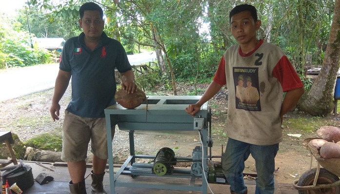 ahmad-supriansyah-kiri-dengan-mesin-pengupas-kulit-kelapa_20180306_110223.jpg