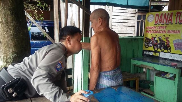 Polisi di Kapuas Ini Merangkap 'Dukun', Begini Cara Uniknya Sembuhkan Penyakit Kulit Warga