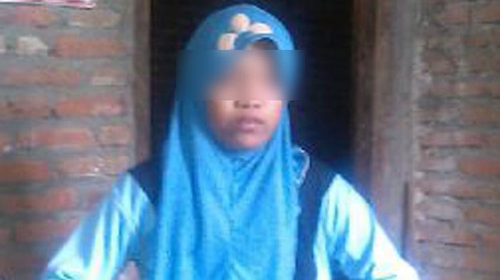ak-saat-memakai-jilbab-di-rumahnya-kelamin-ganda_20151022_090652.jpg