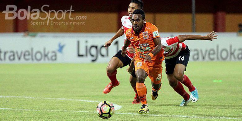 aksi-gelandang-pusamania-borneo-fc-terens-puhiri_20171027_100417.jpg