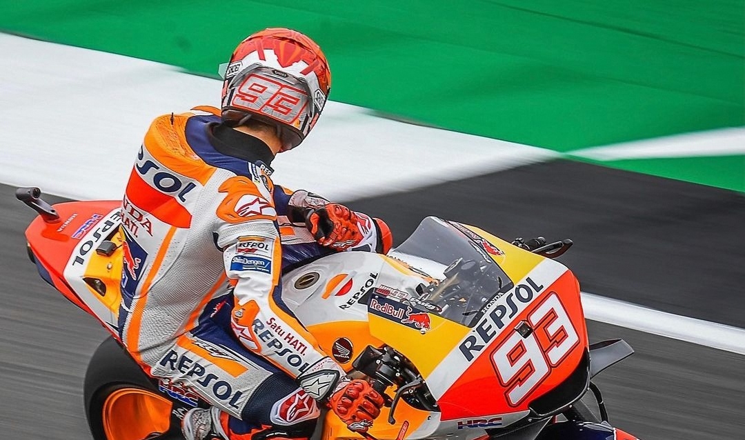 aksi-marc-marquez-pada-latihan-bebas-1-motogp-inggris-2021.jpg