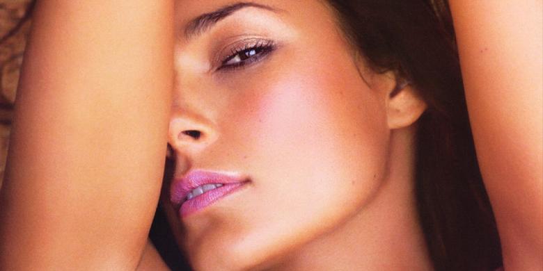 Setahun Bercerai dengan Buffon, Alena Berpose Berani di Cover Majalah