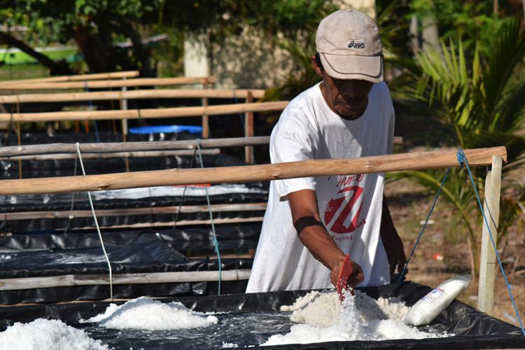 alimin-pembuat-garam-dari-kecamatan-sebatik-kabupaten-nunukan_20170803_074349.jpg