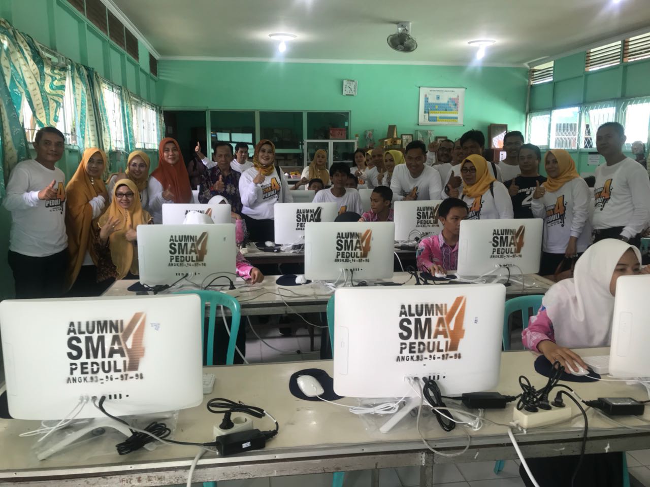 alumni-bantu-smapat-komputer_20180329_114645.jpg