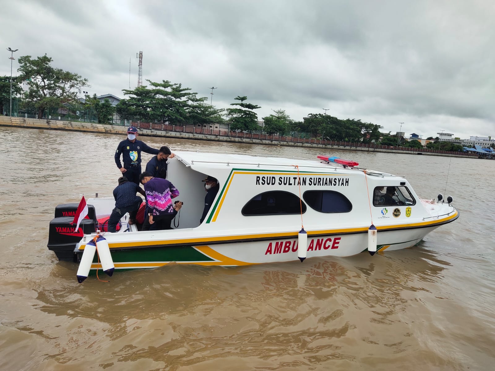 Puncak Hari Kesehatan Nasional ke 57, Pemko Banjarmasin Resmikan Ambulans Sungai