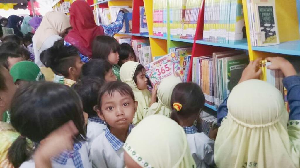 anak-anak-ini-begitu-antusias-ingin-membaca-buku_20170413_114824.jpg