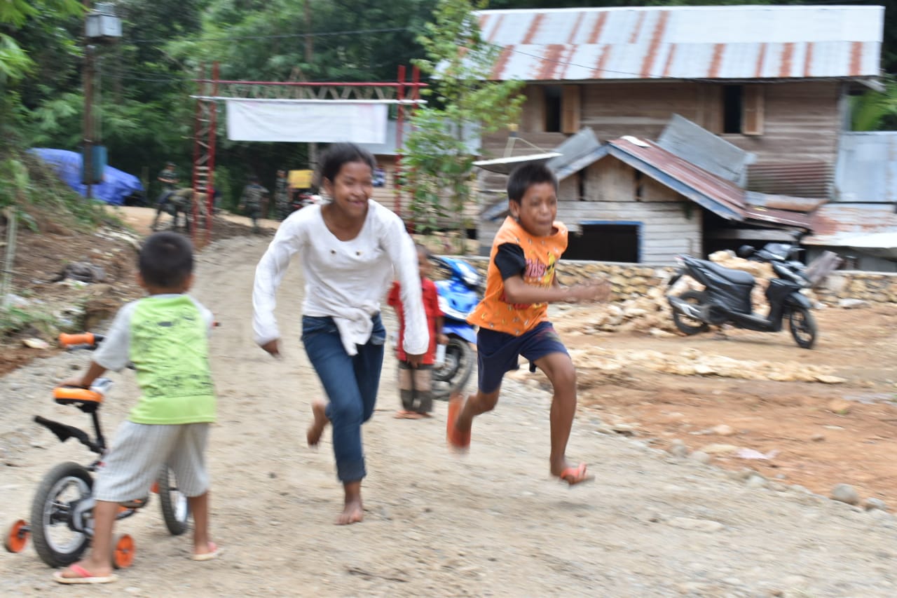Anak-anak Kampung Pariangan HSS Jadikan Jalan yang Dibangun Satgas TMMD Tempat Bermain