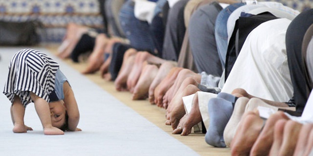 anak-meniru-orangtua-salat-sholat-shalat_20150806_172025.jpg