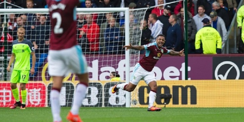 andre-gray-merayakan-gol-burnley_20170810_065428.jpg