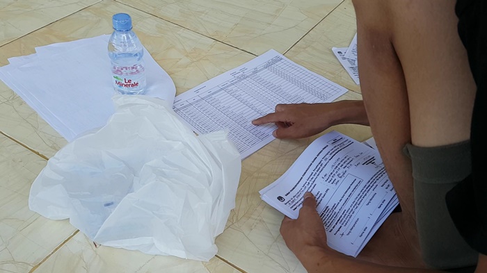 Melihat Kegiatan KPPS di Rantau Kiwa Tapin Menulis Undangan Memilih pada Pilgub Kalsel 2020