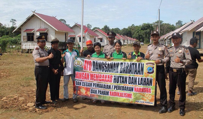 anggota-polsek-haruai-polres-tabalong-sosialisasi-karhutla_20170903_192551.jpg