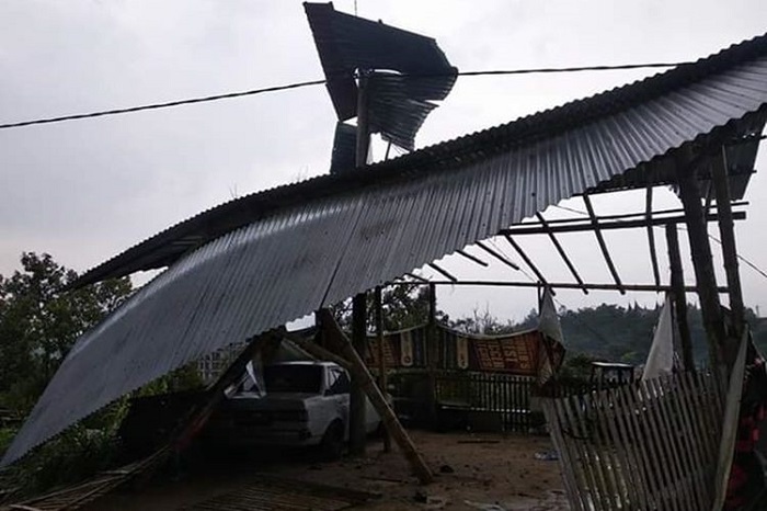 angin-puting-beliung-merusak-rumah-warga-dan-memadamkan-listrik-di-tilatang-kamang-agam.jpg
