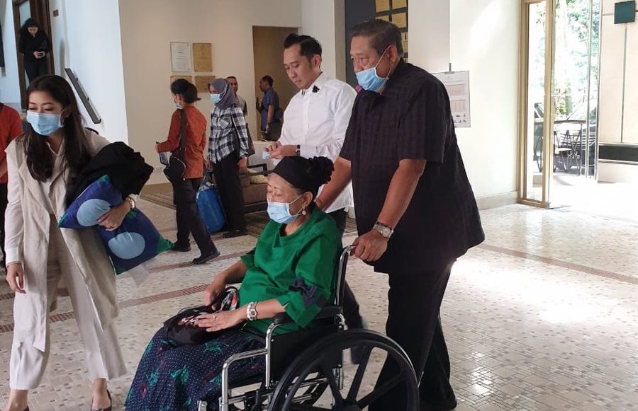 ani-yudhoyono-ditemani-sby-dan-aliya-rajasa.jpg