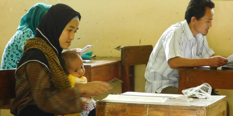 Demi Ikut UN, Anik Kerjakan Soal Sambil Gendong Bayinya