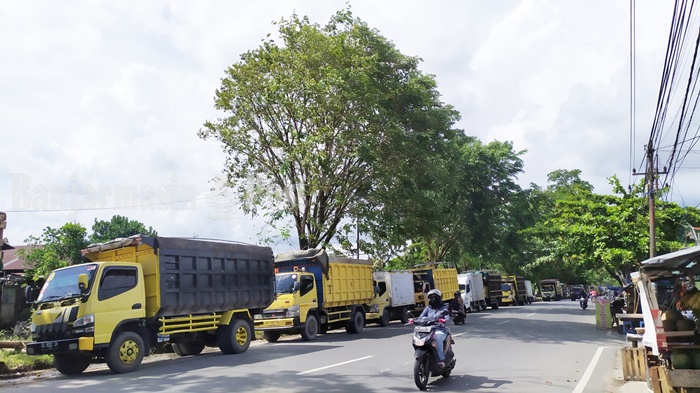antrean-truk-menunggu-giliran-diisi-solar-di-spbu-jalan-setoyo-s-banjarmasin-sabtu-22012022.jpg