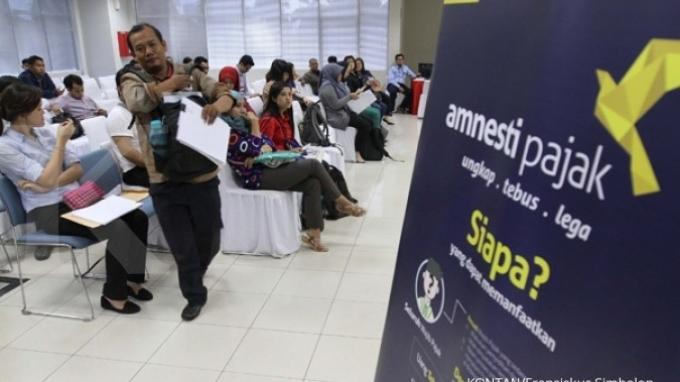 antrean-wajib-pajak-mendaaftar-program-tax-amnesty_20170213_113830.jpg