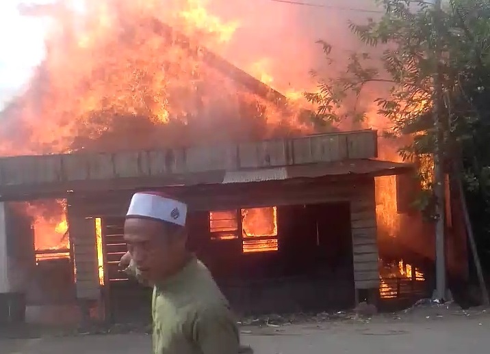 BREAKING NEWS - Tiga Rumah di Kelampaian Tengah Kabupaten Banjar Ludes, Begini Awal Mulanya