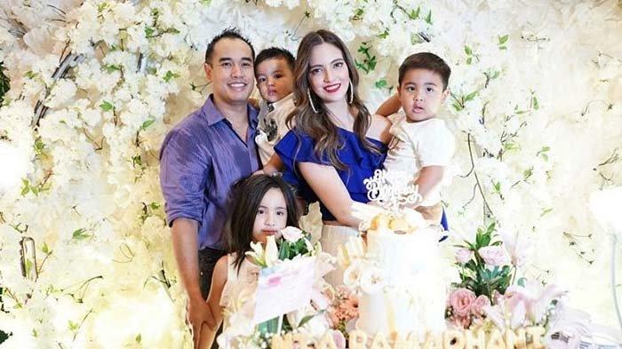 ardi-bakrie-nia-fam.jpg