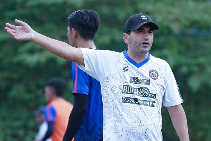 aremania-semakin-geram-dengan-sosok-eduardo-almeida.jpg