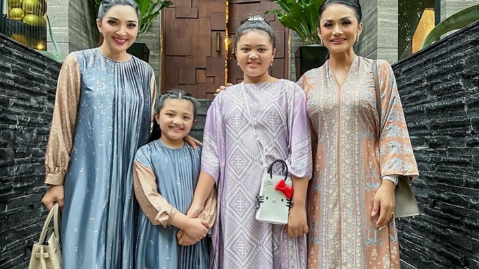 arsy-hermansyah-genggam-tangan-amora-lemos-saat-foto-bersama-asdfaf.jpg