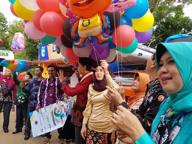ary-suryandini-bambang-alamsyah-memegang-balon_20171201_214143.jpg
