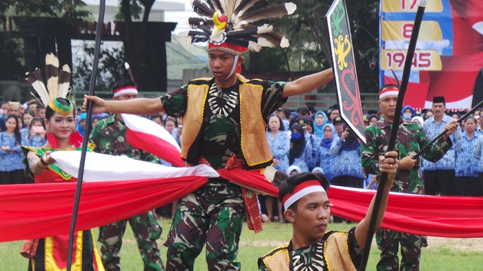 atraksi-massal-kolaborasi-tarian-dayak-dan-tni-saat-memperingati-hut-ri-di-kapuas_20170817_145919.jpg
