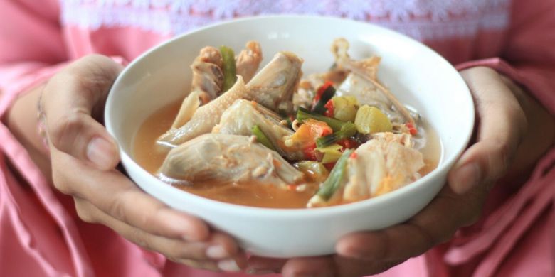 Farah Qiunn Demo Masak Ayam Kesrut Khas Banyuwangi, Hmmm Perpaduan Gurih Asam Pedas, Segar!