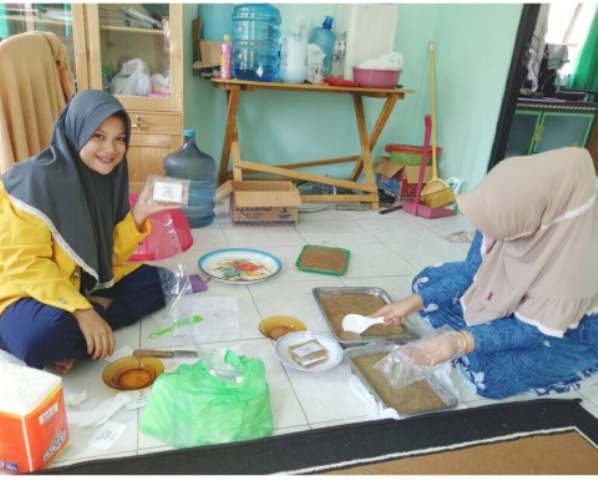 Mahasiswa Cantik Ini Bikin Dodol Tisu Bareng Ibu-ibu Warga Desa Bakarangan