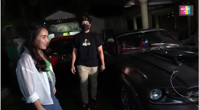 ayu-ting-ting-terpukau-lihat-mobil-klasik-atta-halilintar.jpg