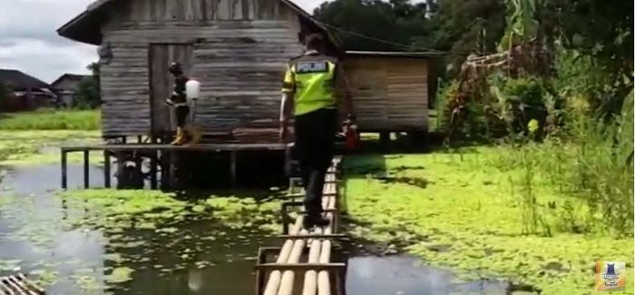 babinkamtibmas-dan-babinsa-lakukan-penyemprotan-disinfakten-hingga-ke-desa.jpg