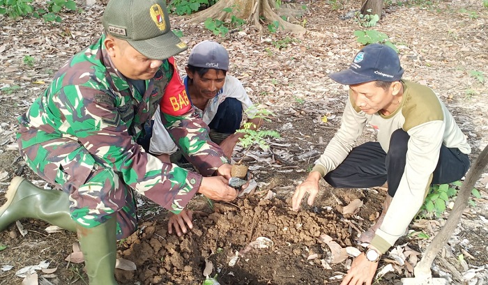 babinsa-kasarangan-mengajak-warga-menanam-pohon-petani.jpg