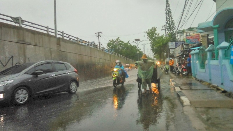 badan-jalan-s-parman-tergenang_20160828_174345.jpg