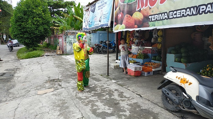 Dua Bulan Jadi Badut Jalanan di Kota Sampit, Warga Sampit Ini Hanya Ambil Komisi Persen Hibur Warga