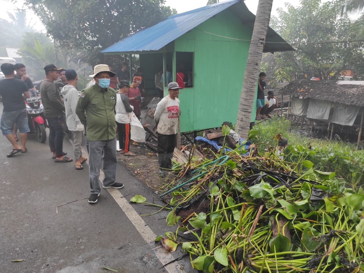 Libatkan Masyarakat, Disperkim dan Pertanahan Tapin Bersihkan Sungai di Tiga Desa