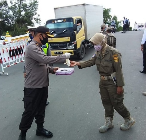 Prihatin Petugas Lapangan PSBB Kurang Kelengkapan APD, Kompol Uskiansyah Bagikan Ini