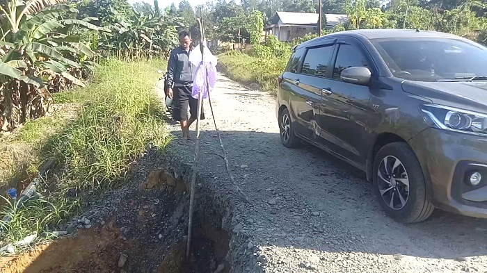 Akses Jalan ke Desa Gunungsari Pulaulaut Utara Ambles, Dinas PUPR Kotabaru Turunkan Petugas
