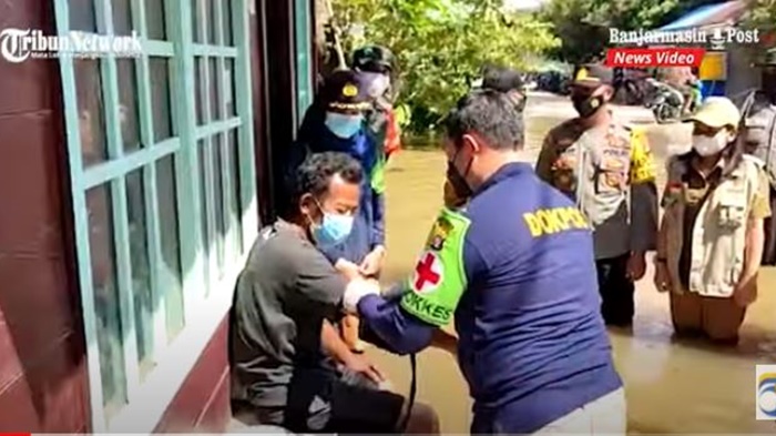 banjir-di-kalteng-petugas-memeriksa-kesehatan-warga-di-lokasi-banjir-kabupaten-katingan-24082021.jpg