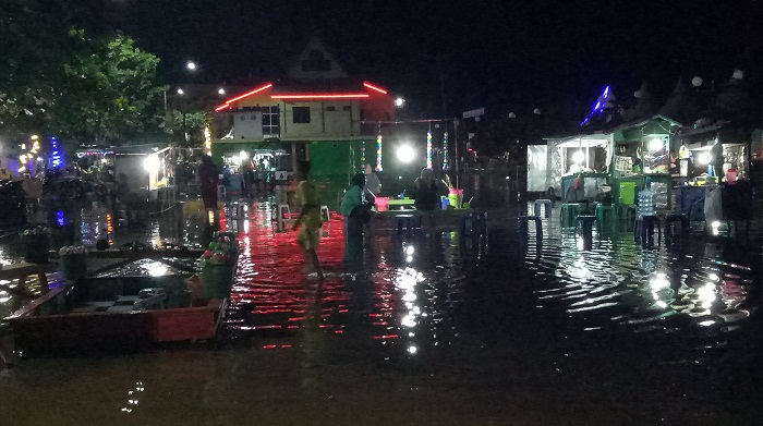 banjir-pasang-air-laut-menggenangi-kawasan-destinasi-wisata-siringlaut_20171206_153815.jpg