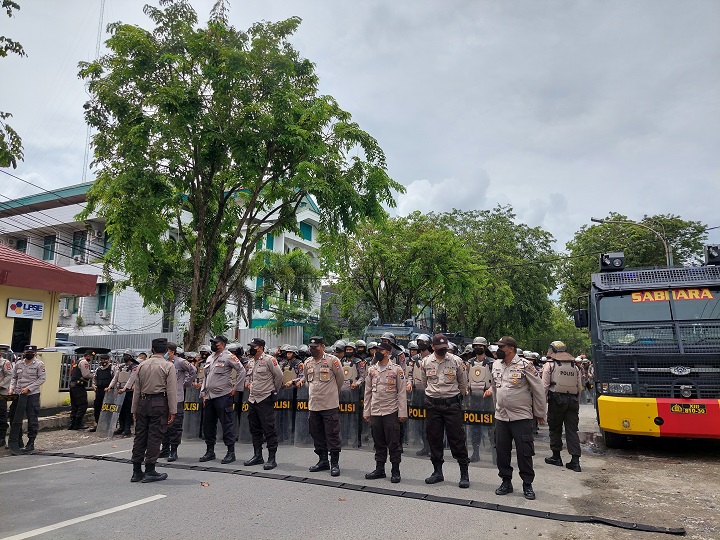 BREAKING NEWS - Amankan Aksi Unjuk Rasa Damai di Kanwil Kemenag Kalsel, Polisi Bentuk Barikade