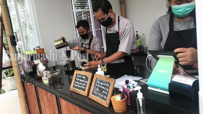 barista-menyiapkan-minuman-untuk-pengunjung-di-roemah-katja-banjarmasin-kalsel-25112020-6.jpg
