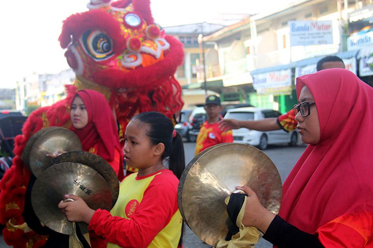 barongsai-tarian-tradisional-china_20180216_200357.jpg