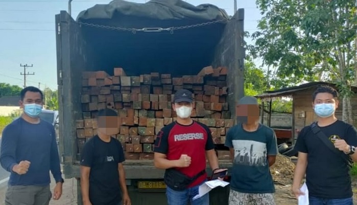 bawa-kayu-ulin-diduga-ilegal-sopir-beserta-truk-diamankan.jpg
