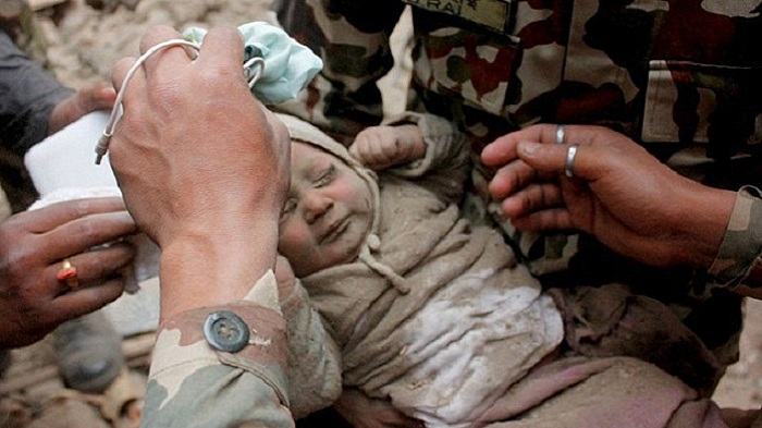 bayi-berusia-empat-bulan-yang-selamat-dari-reruntuhan-gempa-nepal_20150430_112025.jpg