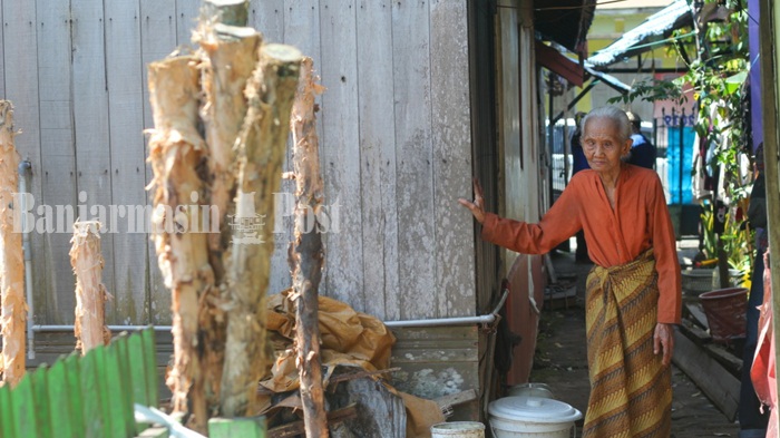 Sabariah Berurai Air Mata Lihat Gubuknya di Antasan Kecil Timur Dibangun Lewat Program Bedah Rumah