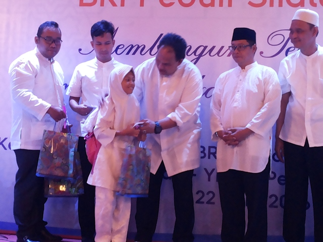 BRI Serahkan Santunan Bagi 30 Anak Yatim dan 40 Pensiunan