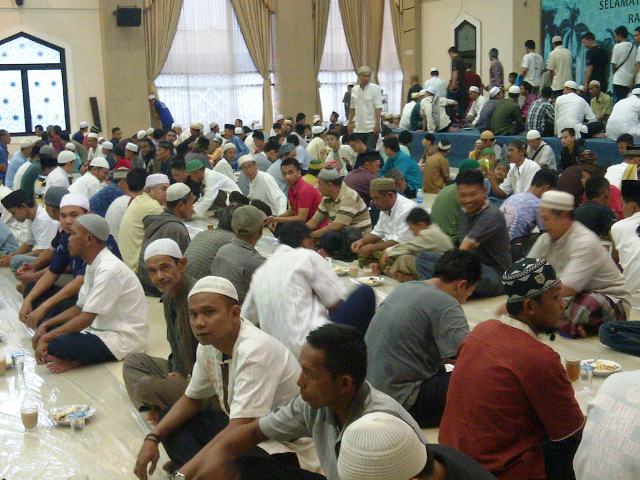 buka-puasa-bersama-di-masjid-sabilal_20150620_194510.jpg