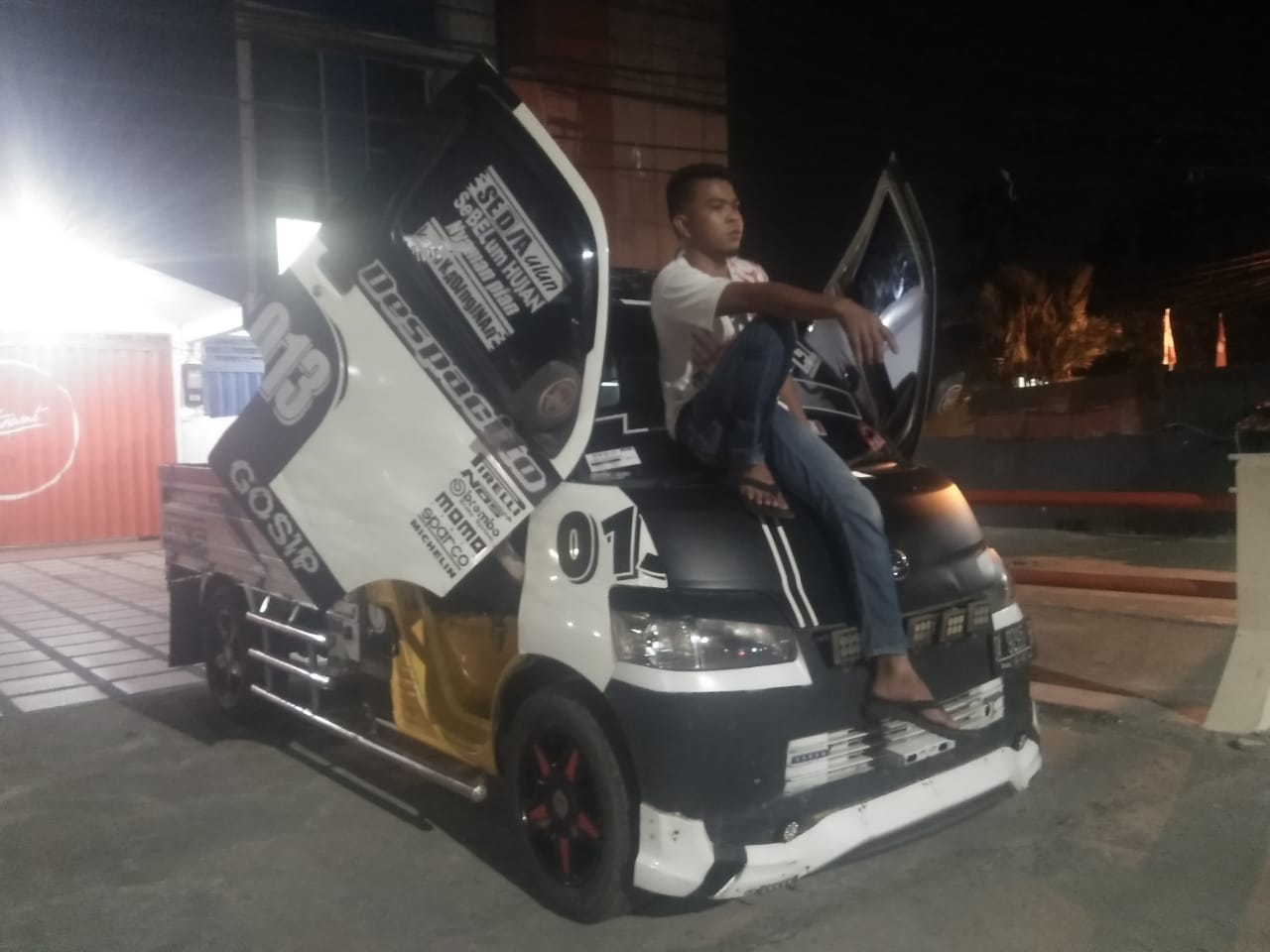 Bungsu dari 12 Bersaudara, Rizki Selalu Bekerja Keras Bersama Pikap Lamborghini Kesayangannya