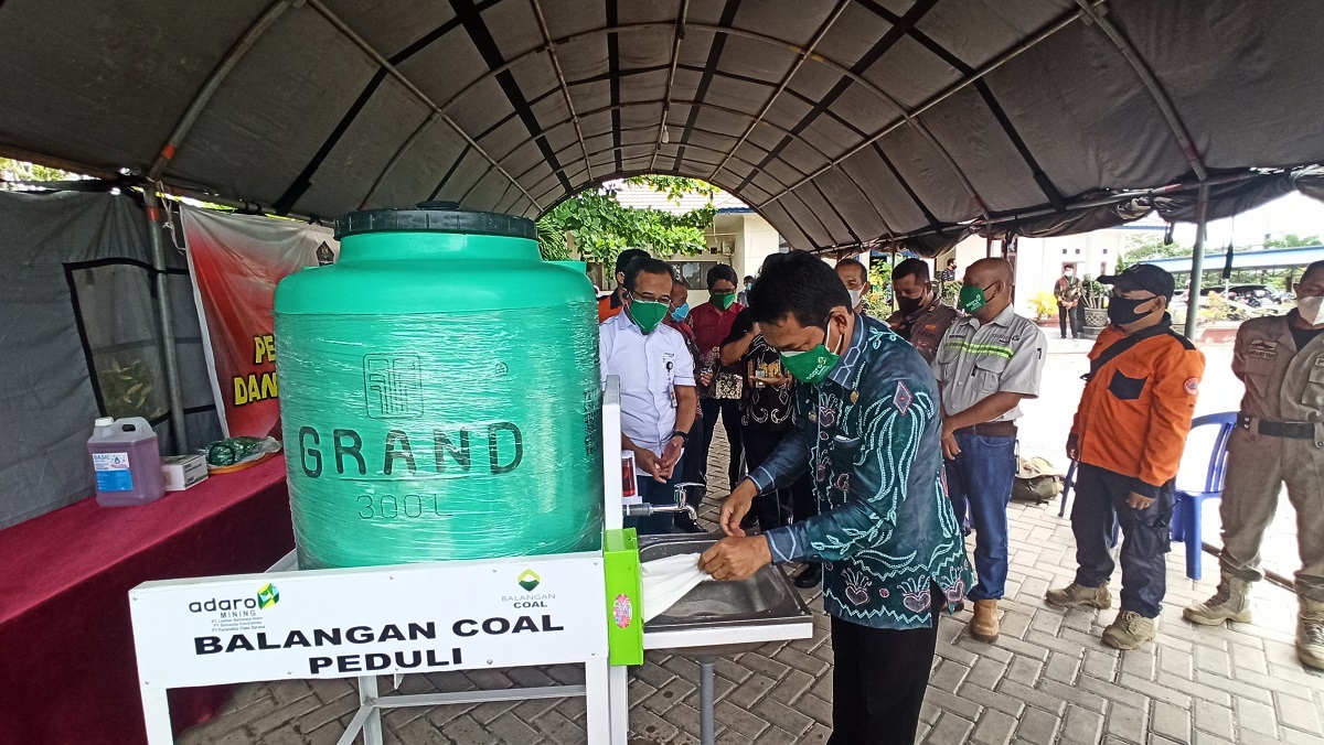 bupati-balangan-abdul-hadi-mencuci-tangan-pada-tempat-cuci-tangan.jpg