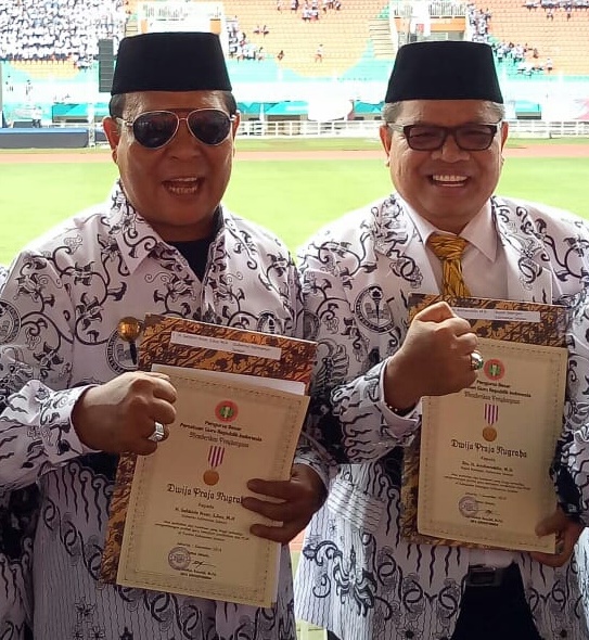 bupati-balangan-h-ansharuddin-bersama-gubernur-kalsel-terima-penghargaan.jpg