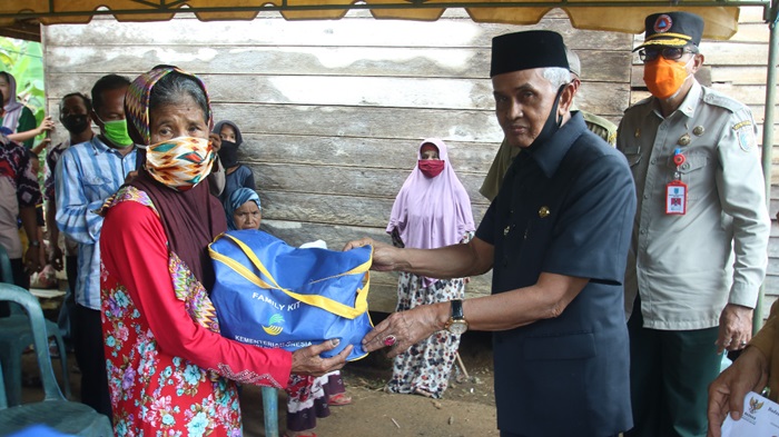 Bupati Banjar H Khalilurrahman Bantu Warga yang Rumahnya Terbakar